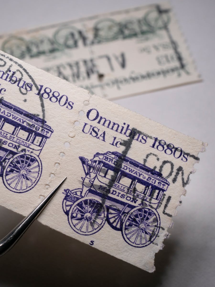 Close-up of a vintage USA stamp featuring an 1880s omnibus design, perfect for collectors.